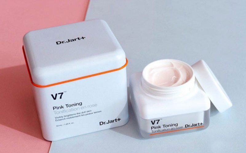 review-kem-duong-trang-da-v7-co-tot-khong-dung-ngay-hay-dem-3 Review kem dưỡng trắng da V7 có tốt không? Dùng ngày hay đêm? - 3