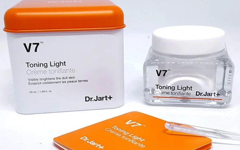 review-kem-duong-trang-da-v7-co-tot-khong-dung-ngay-hay-dem-5 Review kem dưỡng trắng da V7 có tốt không? Dùng ngày hay đêm? - 5
