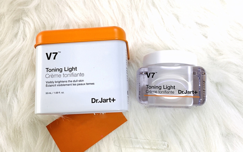 review-kem-duong-trang-da-v7-co-tot-khong-dung-ngay-hay-dem-6 Review kem dưỡng trắng da V7 có tốt không? Dùng ngày hay đêm? - 6