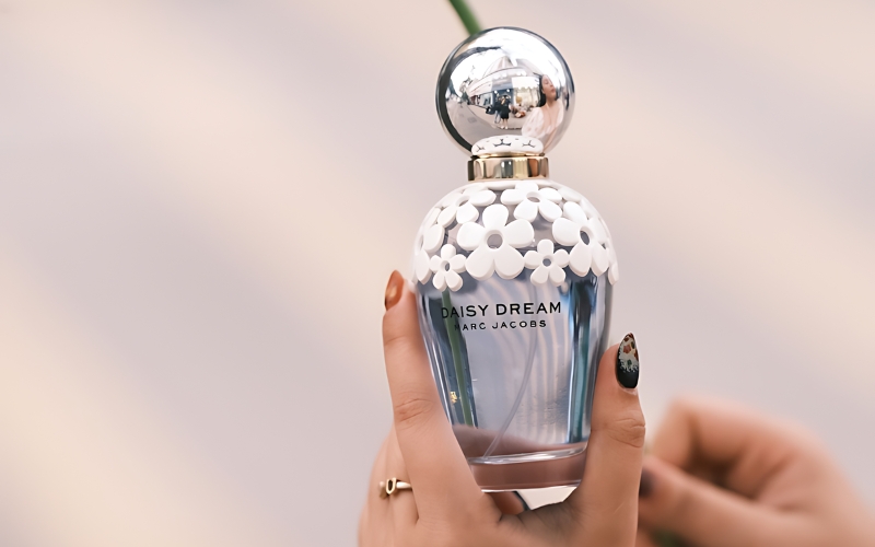 review-nuoc-hoa-daisy-dream-marc-jacobs-cho-co-nang-nu-tinh-3 Review nước hoa Daisy Dream Marc Jacobs cho cô nàng nữ tính - 3