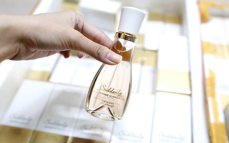 review-nuoc-hoa-suddenly-madame-glamour-luu-huong-bao-lau-2 Review nước hoa Suddenly Madame Glamour lưu hương bao lâu? - 2