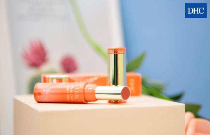 Son dưỡng có màu của DHC mang lại cho đôi môi vẻ tươi tắn tự nhiên