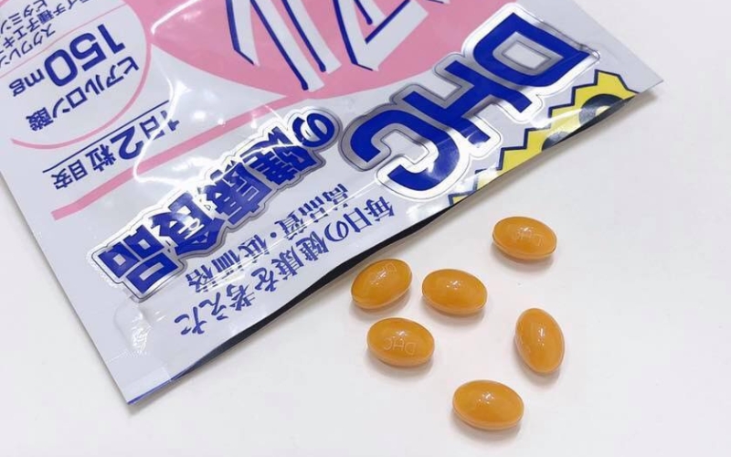 Mỗi viên uống cấp nước của DHC có dạng viên nang mềm, màu vàng