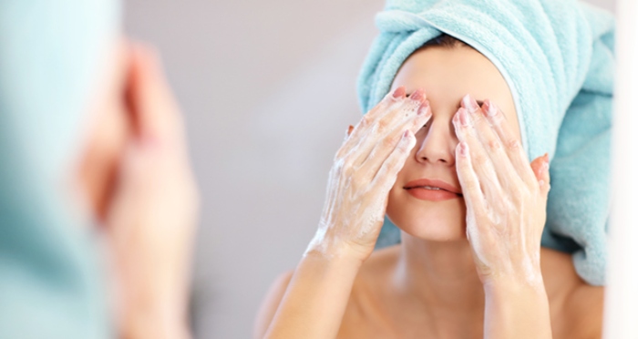 Trong thao tác rửa mặt, bạn cần thực hiện massage da nhẹ nhàng theo hình xoắn ốc, từ trong ra ngoài, từ dưới lên trên