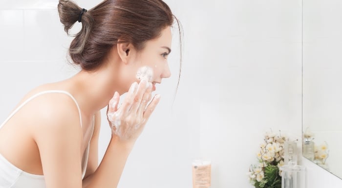 Rửa mặt, làm sạch da trước khi đắp mặt nạ mật ong và nghệ