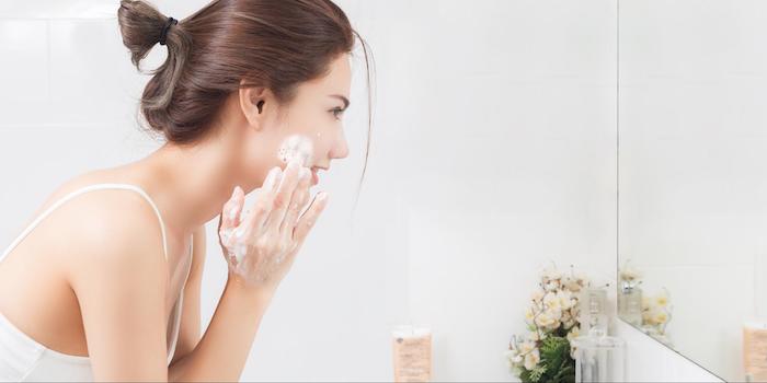rửa mặt đúng cách để da không bị mất đi độ ẩm