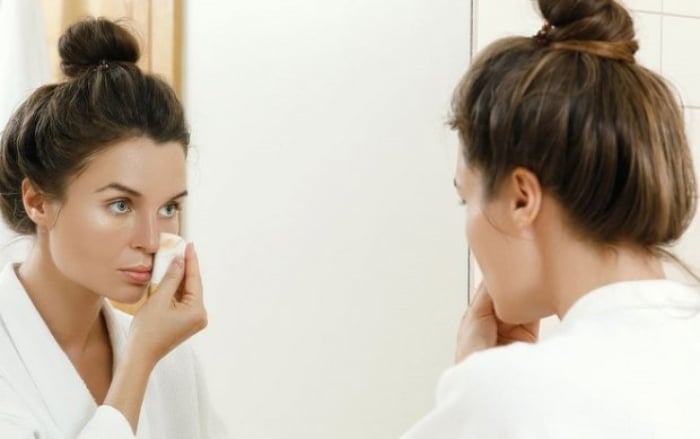 Làm sạch da để tạo điều kiện cho các dưỡng chất từ mặt nạ thẩm thấu vào da
