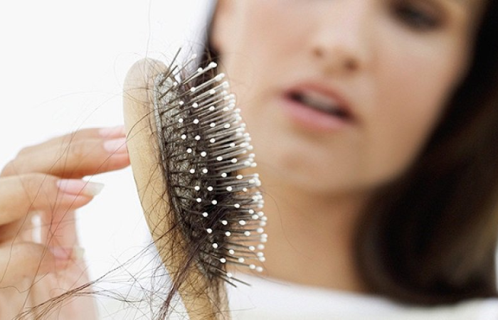 Rụng tóc là quá trình tự nhiên của cơ thể, trong đó các sợi tóc già yếu bị tổn thương