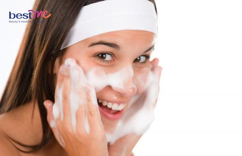 Sử dụng sữa rửa mặt dịu nhẹ để chăm sóc da