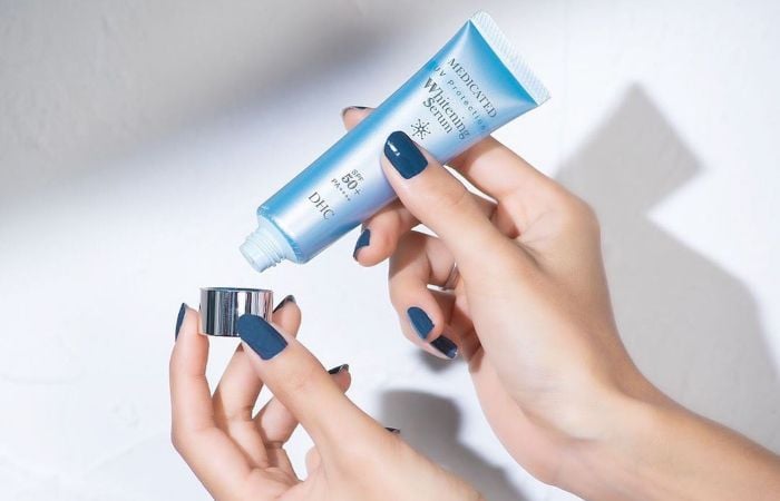 DHC UV Protection Whitening có tác dụng vừa dưỡng da trắng sáng vừa chống nắng