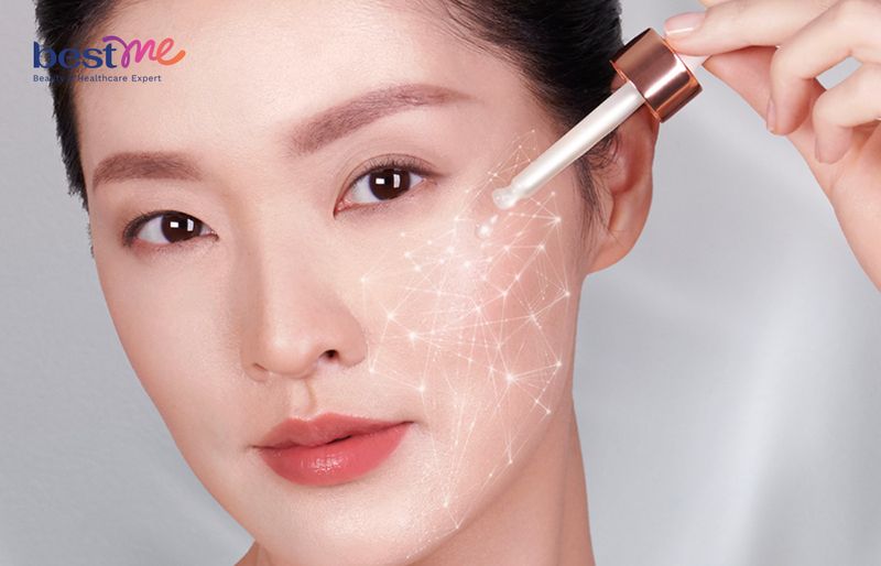 Cấp ẩm đầy đủ cho da với serum và kem dưỡng ẩm