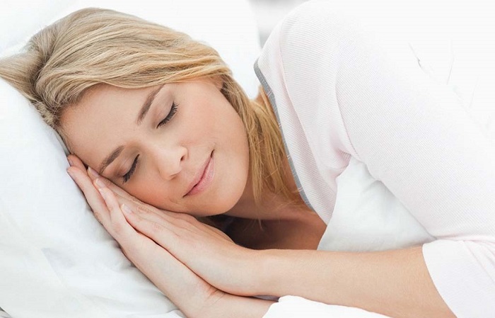 Ngủ khuya là một trong những nguyên nhân khiến làn da của bạn sẽ bị mỏng và yếu đi