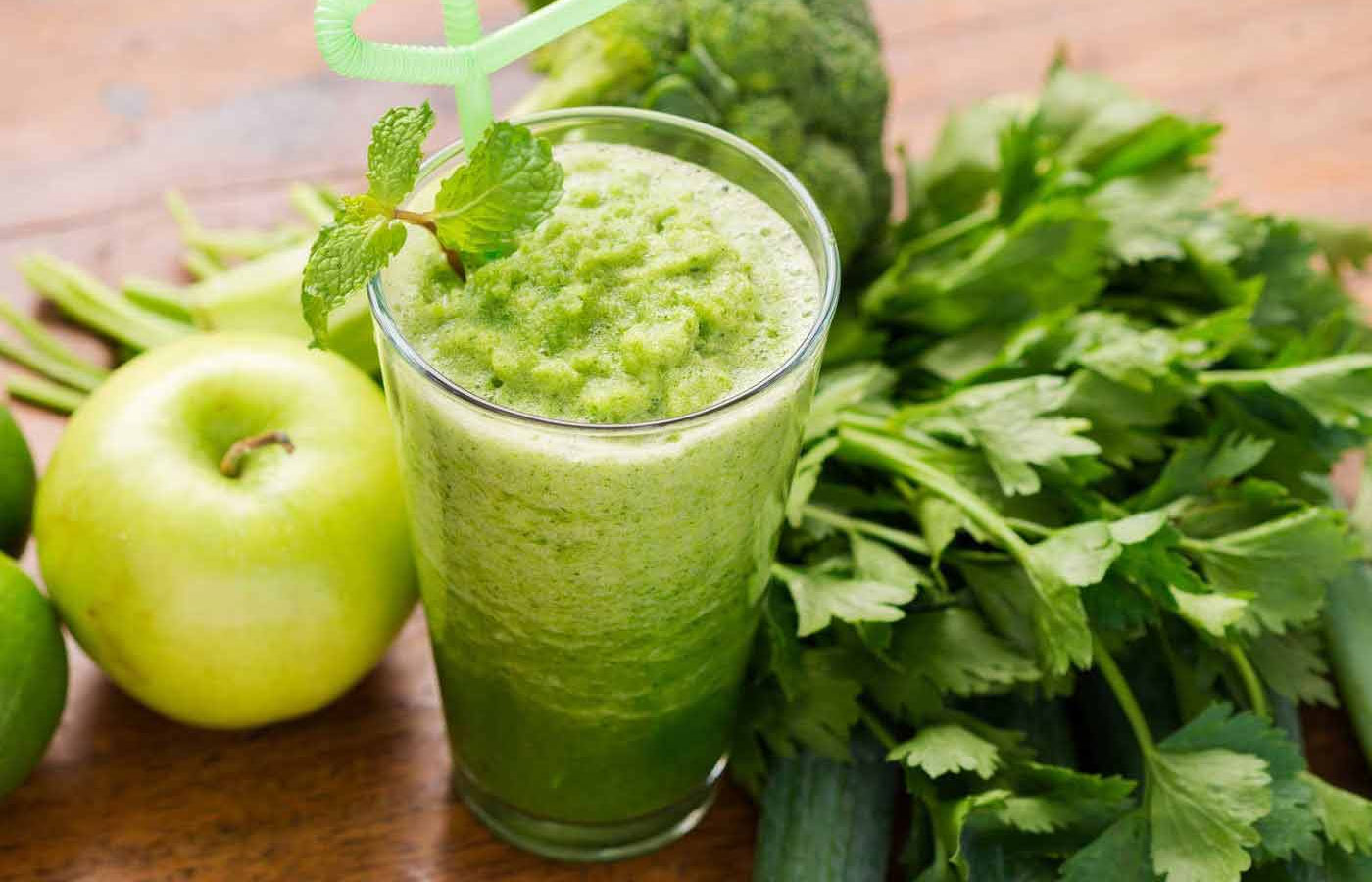 Smoothie táo và cần tây