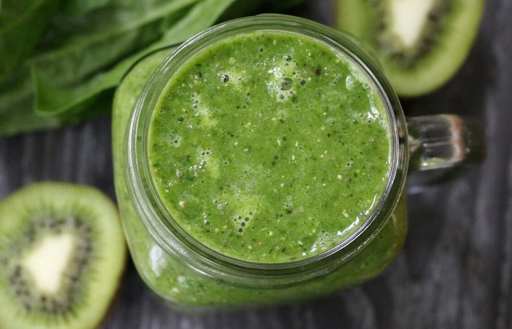 Smoothie táo, lê, kiwi và cải bó xôi đầy hấp dẫn
