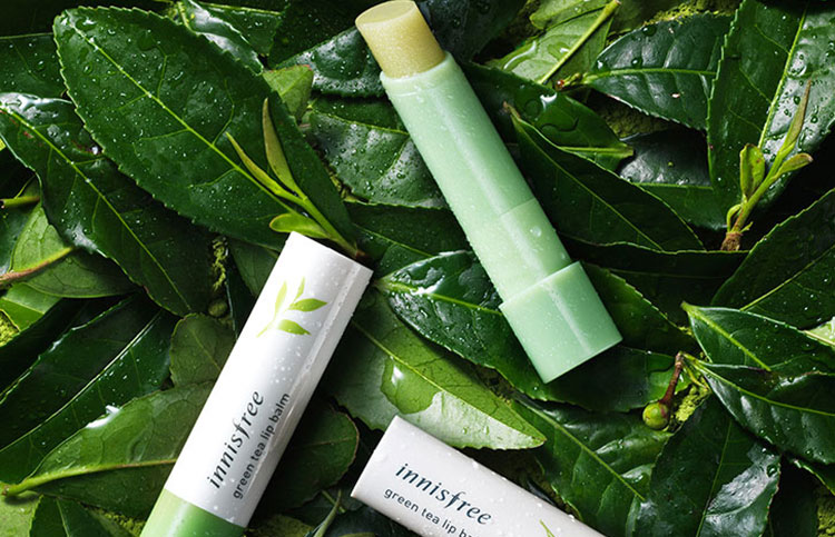 Son chứa bột trà xanh thiên nhiên và hỗn hợp dầu trà xanh giúp dưỡng ẩm sâu