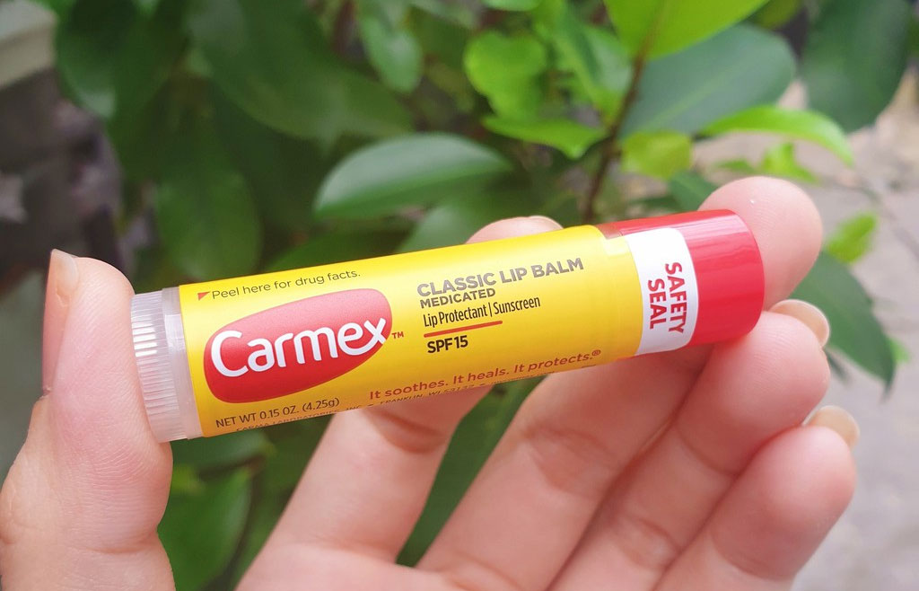 Son dưỡng môi chống nắng không màu Carmex Classic Lip Balm Medicated SPF15