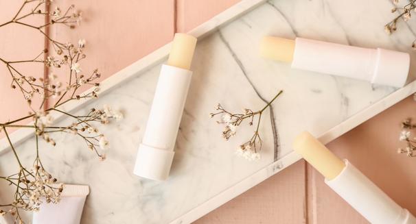 TOP 8 thỏi son dưỡng môi mùa đông không màu nên dùng