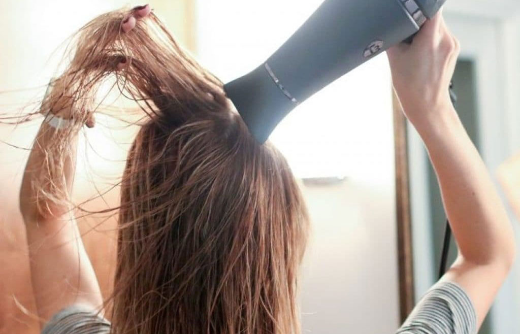 Sấy tóc ở nhiệt độ cao dễ gây chẻ ngọn