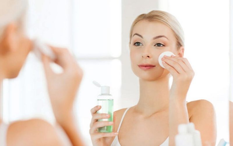 Giải đáp thắc mắc “Có nên sử dụng nước hoa hồng kiềm dầu mùa hè không?”