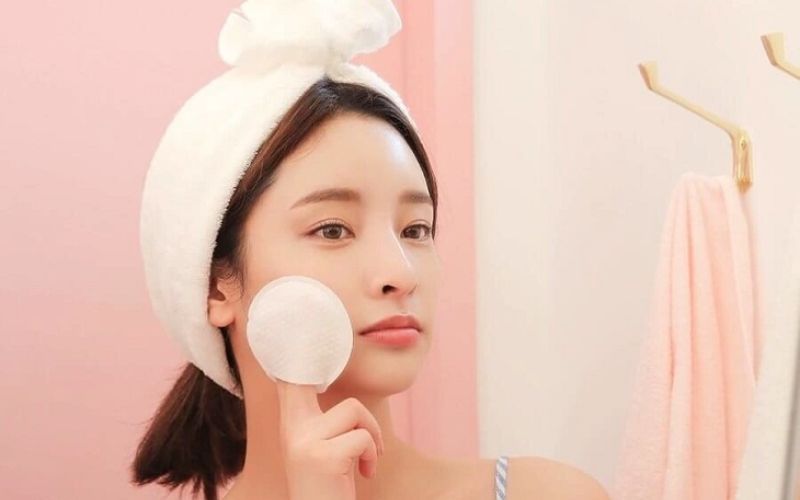 Sử dụng nước hoa hồng kiềm dầu mùa hè đặc biệt phù hợp với làn da dầu và hỗn hợp