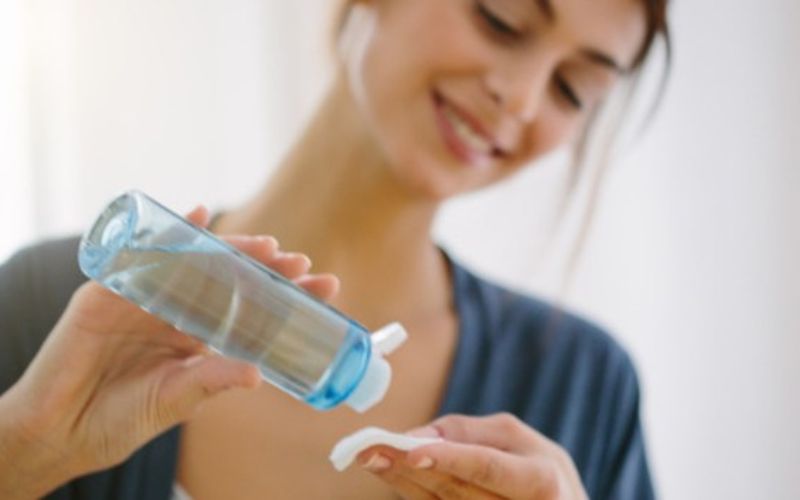 Khám phá các công dụng khi sử dụng nước hoa hồng kiềm dầu mùa hè