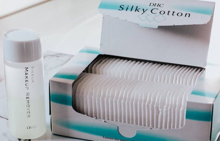 Sử dụng bông tẩy trang có chất liệu mềm, nhẹ để không gây xước da mặt