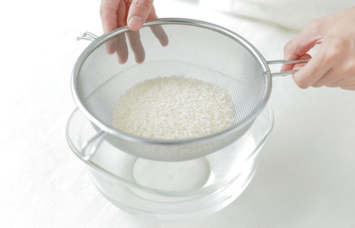 Nước vo gạo chứa nhiều vitamin và khoáng chất có khả năng làm đẹp da
