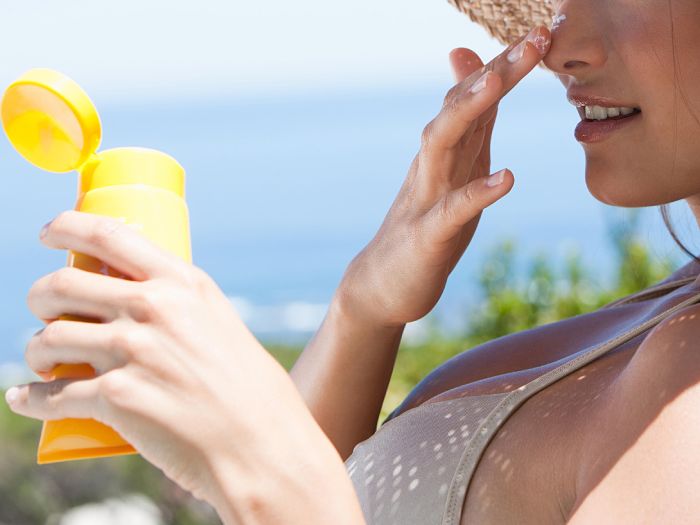 sử dụng kem chống nắng để ngăn tình trạng ngứa sần sùi trở nặng 