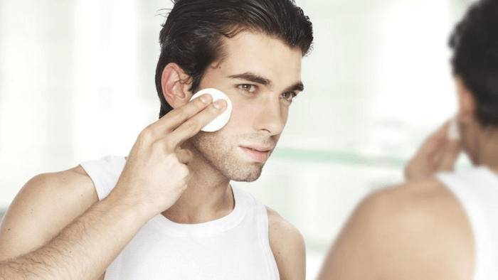 Sử dụng toner mỗi ngày để dưỡng ẩm và làm sạch lỗ chân lông