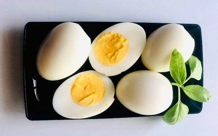 Sử dụng trứng gà chín để “hút” mụn cám