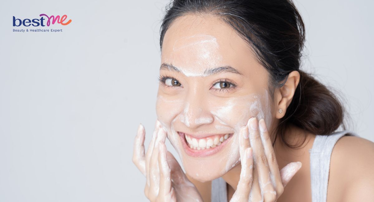 Hãy nhớ rửa mặt lại thật kĩ sau khi dùng dầu tẩy trang để tránh tình trạng nổi mụn