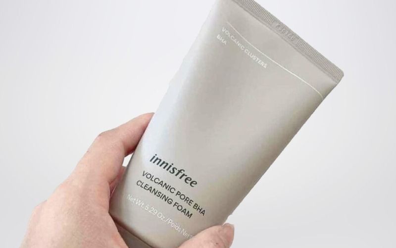 Chăm sóc da với sữa rửa mặt se khít lỗ chân lông cho da dầu Innisfree Volcanic Pore BHA Cleansing Foam