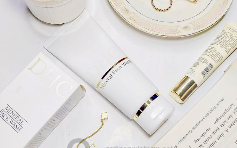 DHC Mineral Face Wash làm sạch sâu và thu nhỏ lỗ chân lông hiệu quả