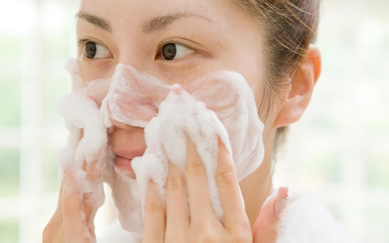 Lưu ý khi chọn sữa rửa mặt se khít lỗ chân lông cho da dầu