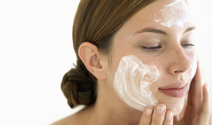 Cấu tạo dạng bọt của sữa rửa mặt giúp nâng niu làn da