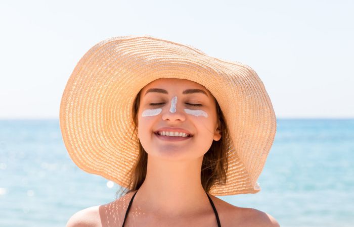 Kem chống nắng bảo vệ da khỏi sự tấn công của tia UV trong ánh mặt trời