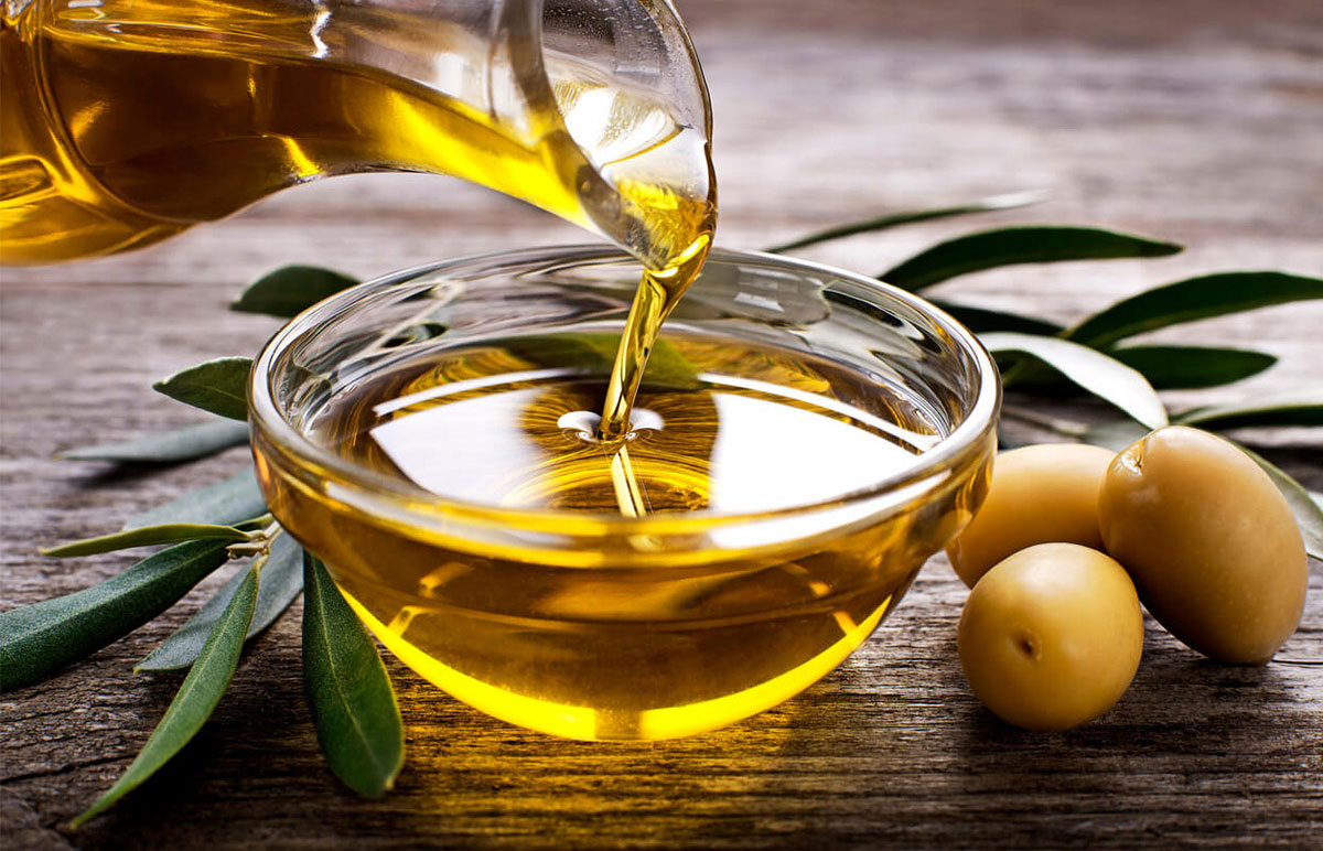 dầu olive là nguyên liệu dưỡng da toàn thân rất được ưa chuộng