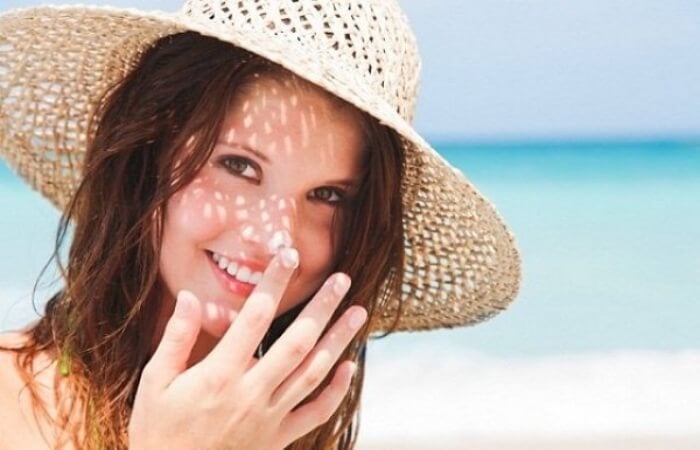 Vitamin C khi kết hợp với kem chống nắng sẽ giúp tăng cường khả năng bảo vệ da khỏi tác động từ tia UV