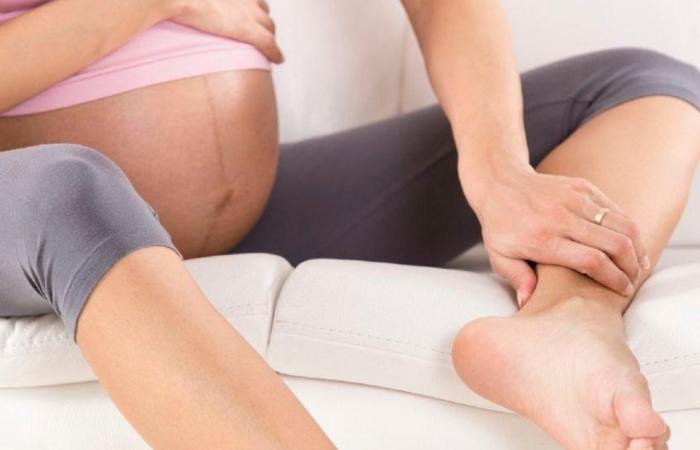 Việc tăng trọng lượng khi mang thai sẽ tạo sức nặng đáng kể lên đôi chân