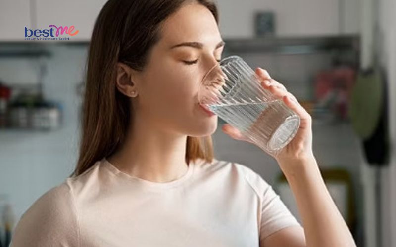Uống đủ nước giúp da đẹp, mịn màng