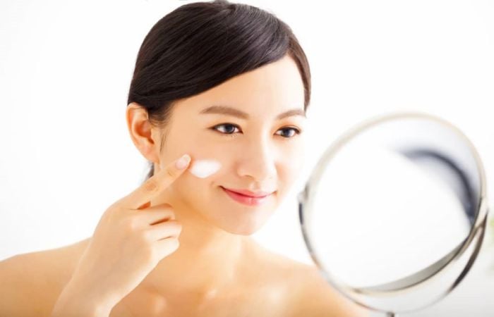 Phái đẹp tuổi 30 được khuyên nên sử dụng kem dưỡng da collagen để bù đắp lượng collagen làn da thiếu hụt