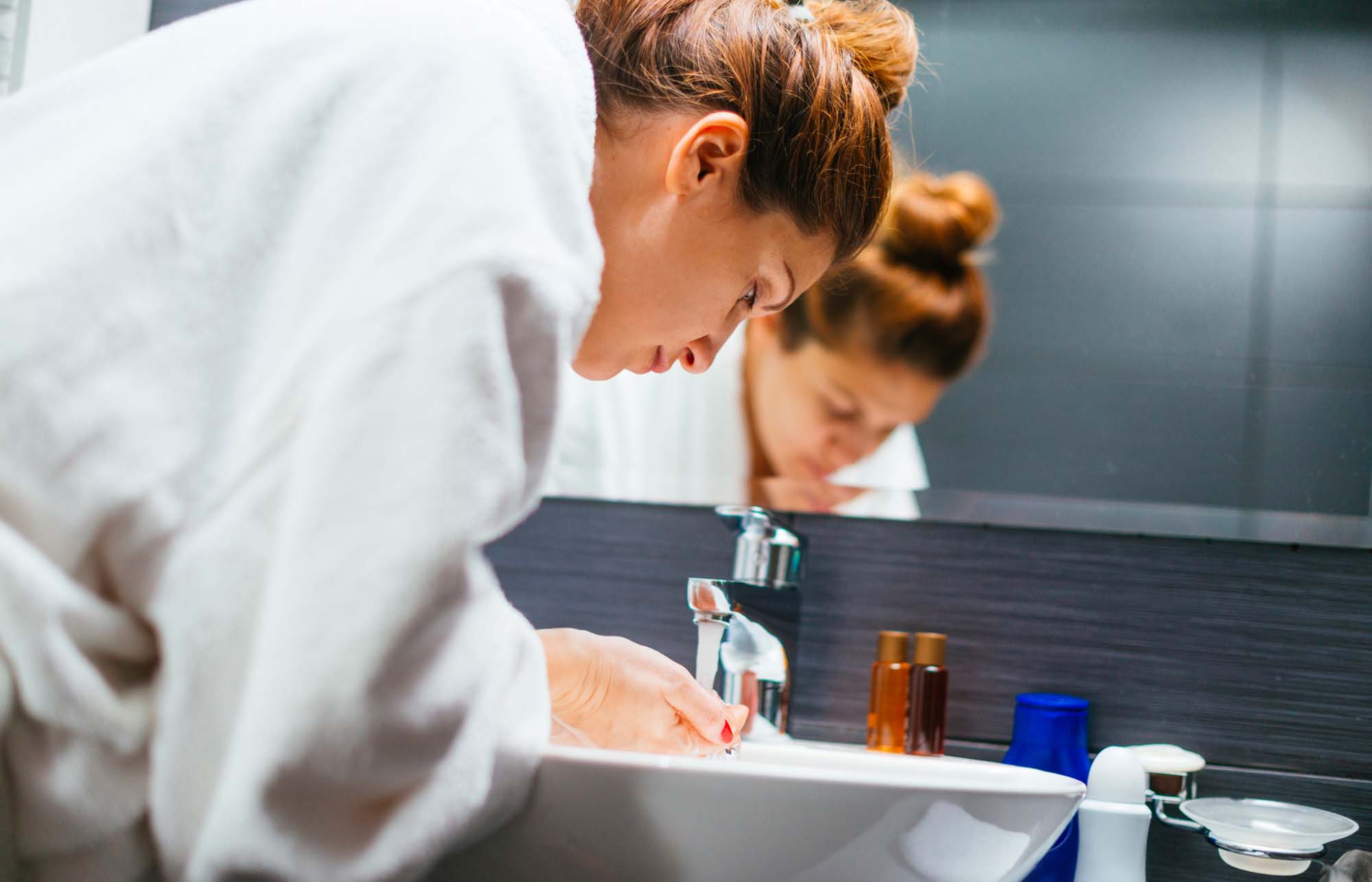 Làm sạch và khô da trước khi peel