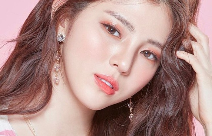 Phấn khoáng chỉ phủ lên một lớp mỏng nhẹ, che phủ tốt, không làm nặng da và tạo cảm giác vô cùng tự nhiên.