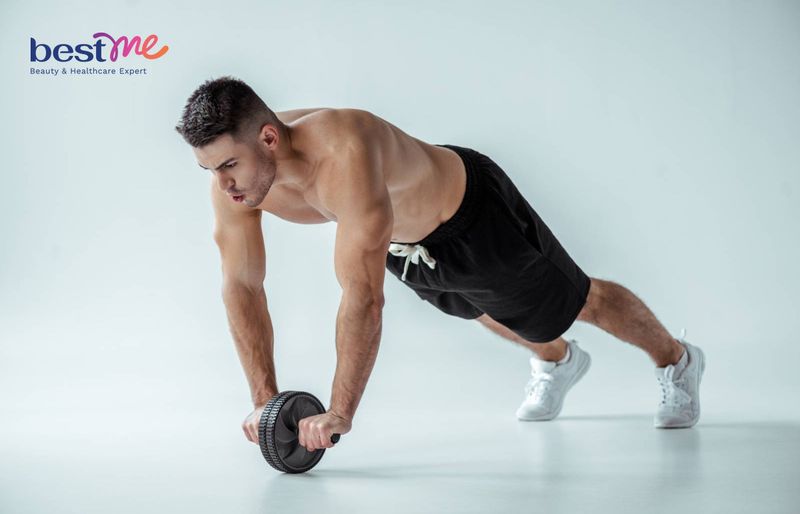 Giảm mỡ bụng với con lăn tập bụng