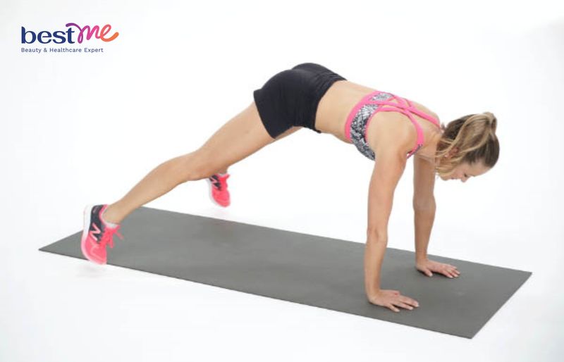 Tư thế plank jacks giảm béo bụng
