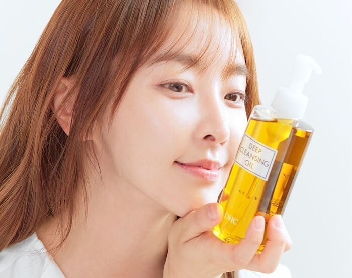 tẩy trang mỗi ngày để không bị tắc lỗ chân lông 