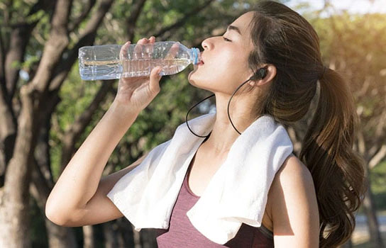 Uống nhiều nước giúp cơ thể đốt cháy lượng calo đáng kể và giúp bạn giảm cân
