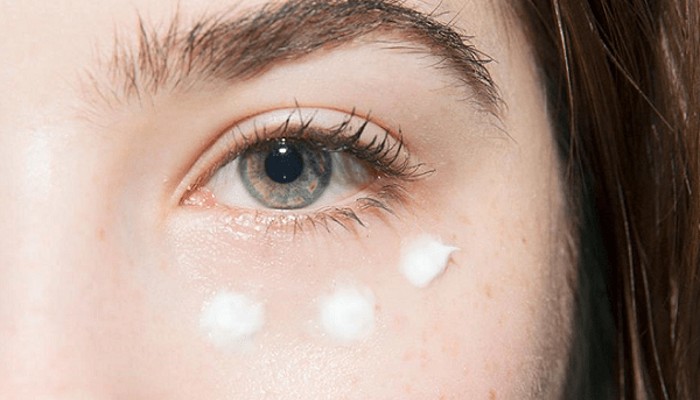 Bôi kem dưỡng cách mắt khoảng 1 cm