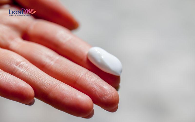 Thoa sản phẩm có cồn khô lên da khiến bạn dễ bị kích ứng