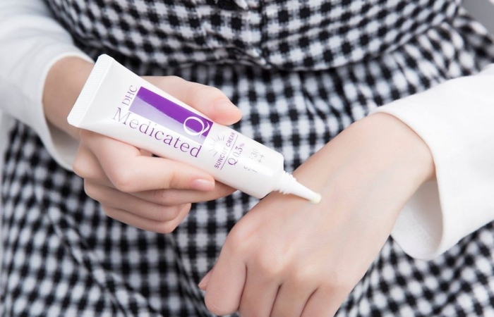 Thoa kem chống nắng bảo vệ da sẽ hạn chế mụn cám lây lan